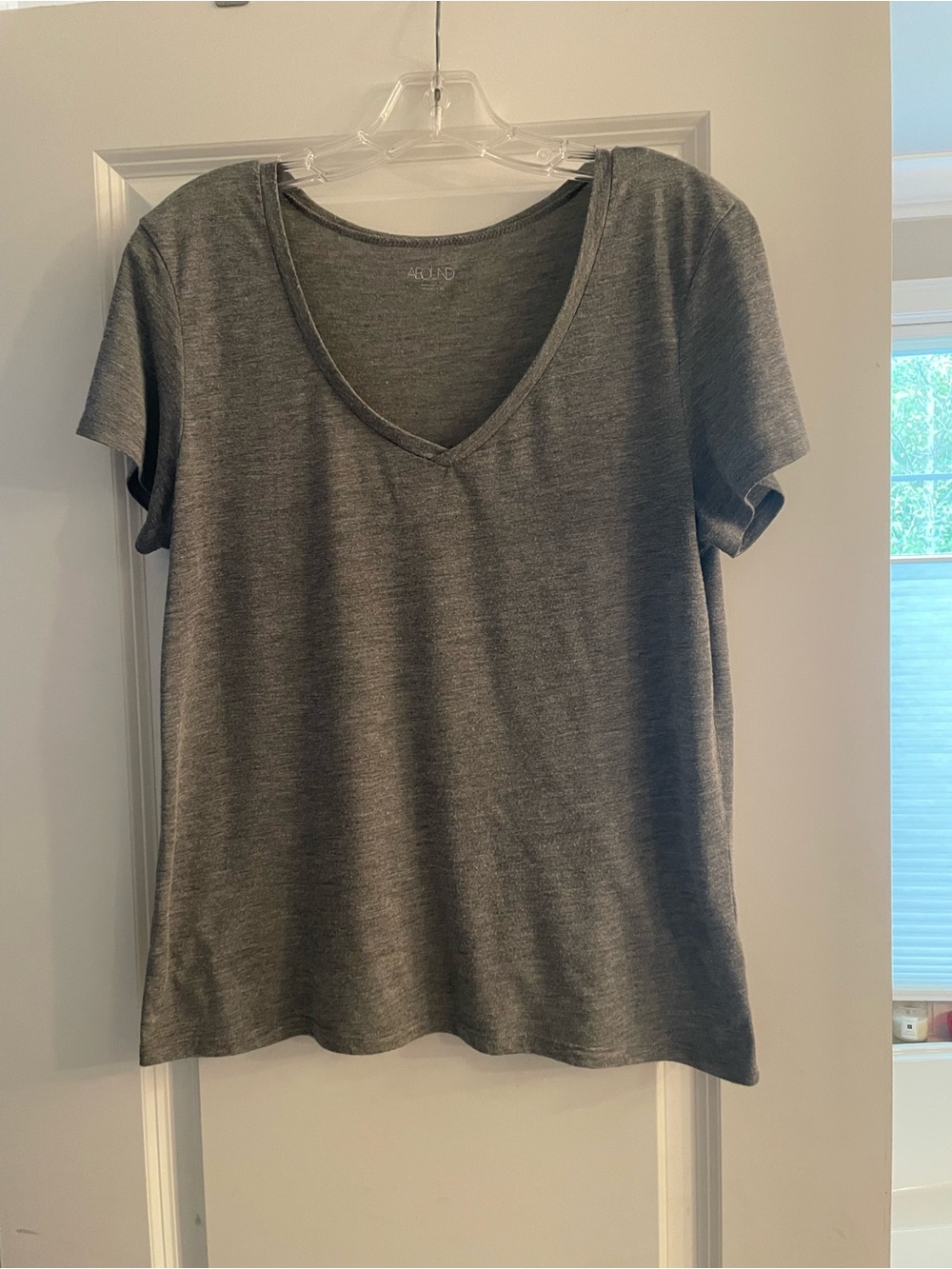 Short-Sleeve V-Neck Tee in Heather Gray